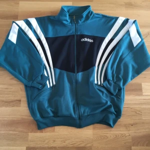  - Sjukt snygg retro zip tröja från Adidas, 80-tal! En riktig pärla, one of a kind! I jättefint skick :)❣❣ så snygg att ha på oversize✌🏼️✌🏼

Eventuell frakt betalas av köparen😙