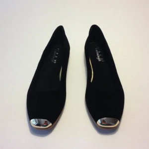  - HELT NYA ballerinaskor med fin gulddetalj i metall. Extra vaddering för sköna långpromenader. PU-mocka. Helt ny i förpackning. 

Finns att hämta centralt i Stockholm eller skickas spårbart per post för 69:-  :)