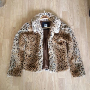  - Fuskpäls från Ichi. fint skick. stängs med hakar.