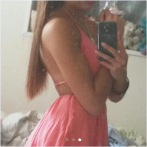  - Ursexig klänning från Nelly Trend i charmig rosa färg med djup V-ringning o bar rygg, slutar strax ovanför knäna o passar en 32/34
