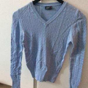 Ljusblå tröja i storlek S. Sparsamt använd