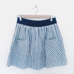  - Kjol från BDG. Randig med elastiskt band i midjan och två fickor.