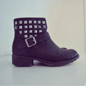  - Lite använda boots med coola nitar som pimp. Fint skick!