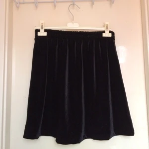  - Svart sammetskjol, utsvängd med resårmidja, från Beyond Retro. Sparsamt använd, superfint skick. Storlek M, men jag tror att den kan passa alla från S - större M/liten L. 

Pris diskuterbart, kan mötas runt Malmö eller skicka på posten. 