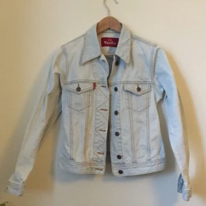  - Ljus jeansjacka från Crocker. 
