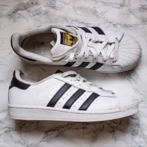 Säljer Äkta Adidas Superstar sneakers i storlek 40. Inköpta förra januari 2016 på footlocker för 999 kr. Använda fåtal gånger och välbevarade. Säljes för 450 kr.
Träffas upp i Stockholm. Kan även postas för en postkostnad efter betalning.