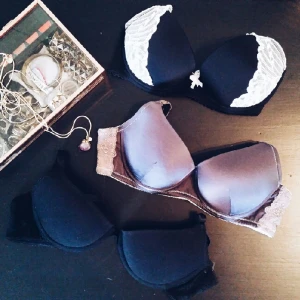  - 3st bh från olika märken - en svart, en lila och en svart med vita spetsdetaljer 