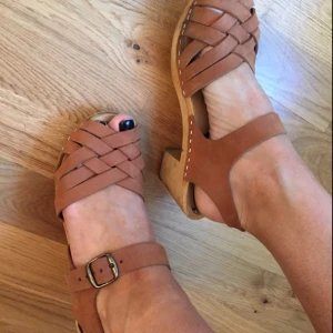  - Moheda träskor köpta förra sommaren. Brun mocka i storlek 37