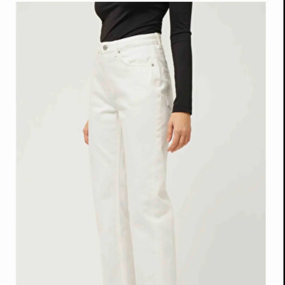 Vita jeans i modellen voyage från Weekday. . Jeans & Byxor.