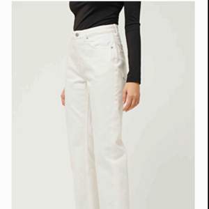 Vita jeans i modellen voyage från Weekday. 