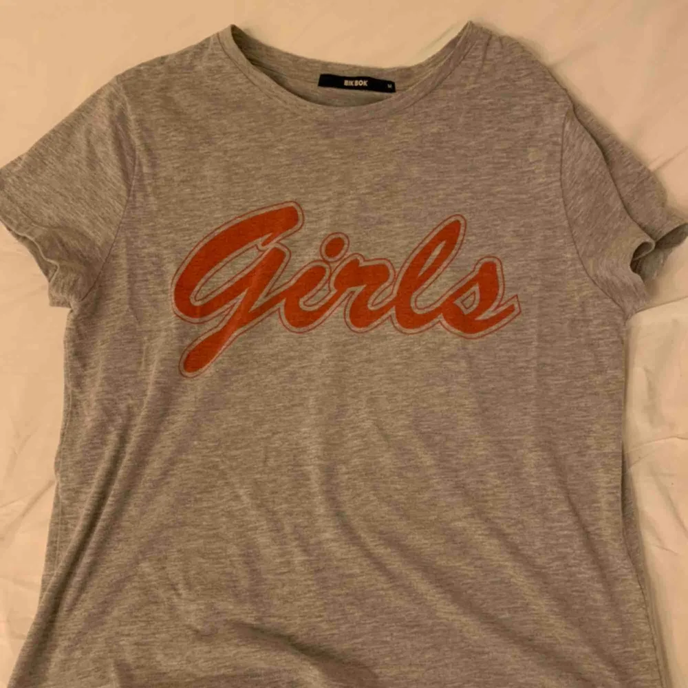’Girls’ tshirten från Friends ✨ Använd fåtal ggr. T-shirts.