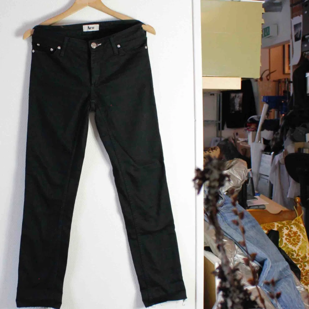 Svarta jeans från acne, avklippta. Storlek 28/34 men skulle säga att längden är 32 nu. Modell Kex Wet black. Finns I Åre men kan även skickas mot fraktkostnad. Jeans & Byxor.