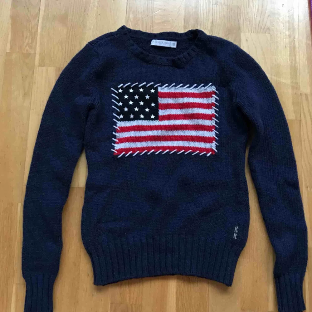 Säljer denna North Sails mörkblå stickade tröjan i ull med amerikansk flagga på. I bra skick. Storleken är S men den passar mer som en XS. . Stickat.