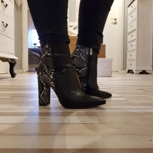  - Köpta från tyskland i storlekar mellan 36-41. Jag har många andra modeller om ni vill se fler.