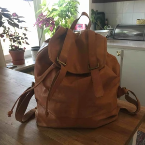  - Ryggsäck i skinn från asos. Fin brun färg i använt men fint skick. Köparen betalar frakten.