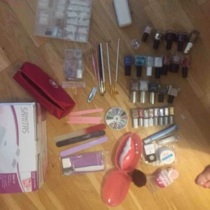  - Säljer ett komplett uv nagel kitt med massor av olika saker! Inkl uv-lampa!!