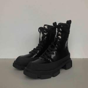 Helt nya boots från Ruveshop.com, aldrig använda🙌🏼 Storlek 39 men är som ett par 38! Nypris 1300kr.   Frakt betalas av köparen, kan mötas i Stockholm🌈
