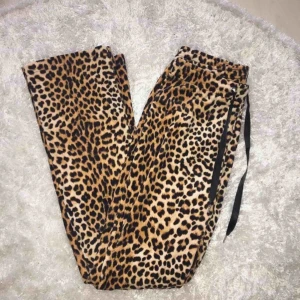  - bootcut mjukisbyxor från ginatricot. storlek M men skulle säga S/M.