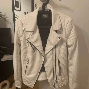  - en super fin skinnjacka jag köpte för 500 kronor för ungefär ett år sedan men säljer nu då jag använt den högst en gång.   Storlek: 34 men kan användas om man är 36 också.