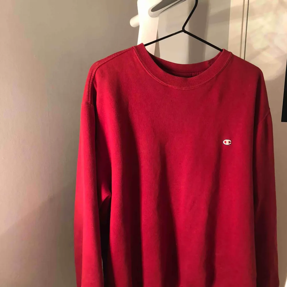 Röd vintage Championtröja, jag har storlek S och den ser inte överdrivet stor ut på mig utan sitter lite oversize:)). Hoodies.