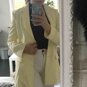  - Ljusgul/ pastellgul kavaj. Köpte den här i augustimånad. Aldrig använd, prislappen hänger kvar! Passar mig som vanligtvis har 36. Nypris: 499kr. Köparen står för frakten:)