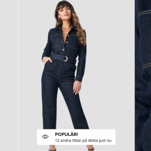 Jeans jumpsuit  - Säljer en helt oanvänd jumpsuit i stolek xss men stor i stoleken så den sitter som en xs.riktigt cool, köparen står för frakt 