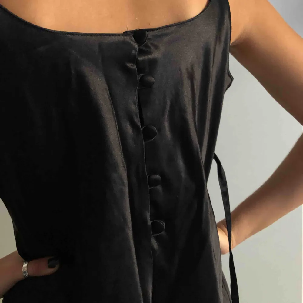 Super fin långklänning i silke med knappar i ryggen har även ett band som man kan knyta bak eller fram för att få mer form. Så fin med en stickad över eller en kavaj nu när det är kyligare ute. Skriv för fler bilder🌸🌼. Klänningar.