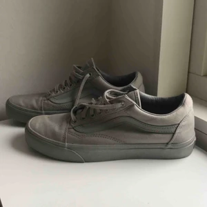  - Superfina gråa skor med lite glittrig sula. I bra skick och endast använda ett fåtal gånger. Köparen står för frakten:))