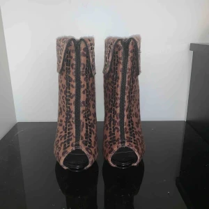  - Helt nya leopard klackar.  Det är fel storlek och sitter bara i garderoben.  Vill gärna att någon ska kunna använda dem istället. 
