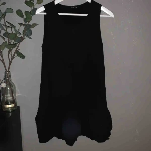 - Supersöt klänning från Only. Volang nertill, svårt att få med det på bild bara :( Väldigt fin att ha under en stickad tröja. Blir som en kjol då🥰 frakten tillkommer 
