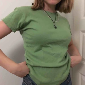  - Grön t-shirt i skönt material! Köpt second hand. Jag kan posta eller mötas upp!