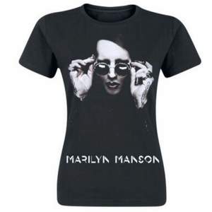 Marilyn manson t-shirt från emp i storlek M. Den är ganska liten i storlek. Frakten blir ungefär 30kr. Har swish, och vid snabb affär så kan jag stå för frakten. Önskas bild på den går det att lösa! Nu är det bilderna från emps hemsida. 