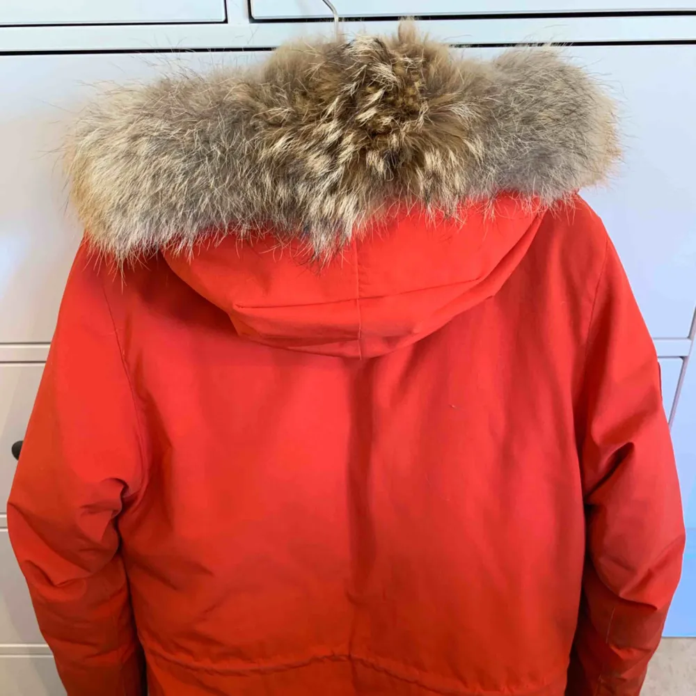 Canada Goose Expedition Parkas  Röd Storlek 2XS/2TP Använd två vintrar. Bra skick förutom viss slitage på högra mudden.. Jackor.