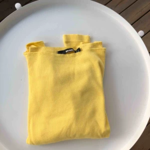 Tröja  - Jättesnygg gul off the shoulder tröja. Har tyvärr inte kommit till så mycket användning. Frakt tillkommer🌟💗Betalning sker ENDAST med SWISH! TRYCK INTE KÖP NU!