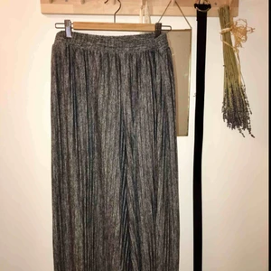  - Vida, croppade och plisserade byxor. Gråmelerade. Köparen betalar eventuell frakt.