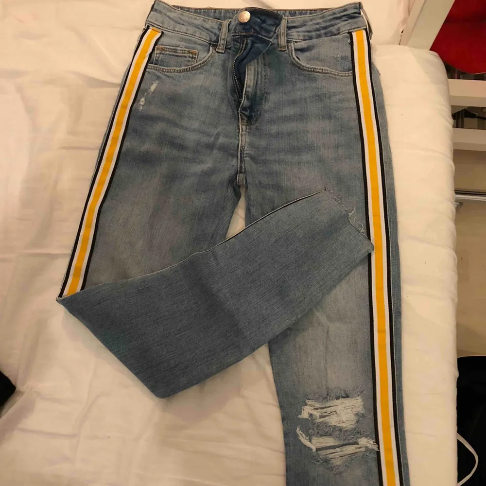 Snygga jeans med gula detaljer . Jeans & Byxor.