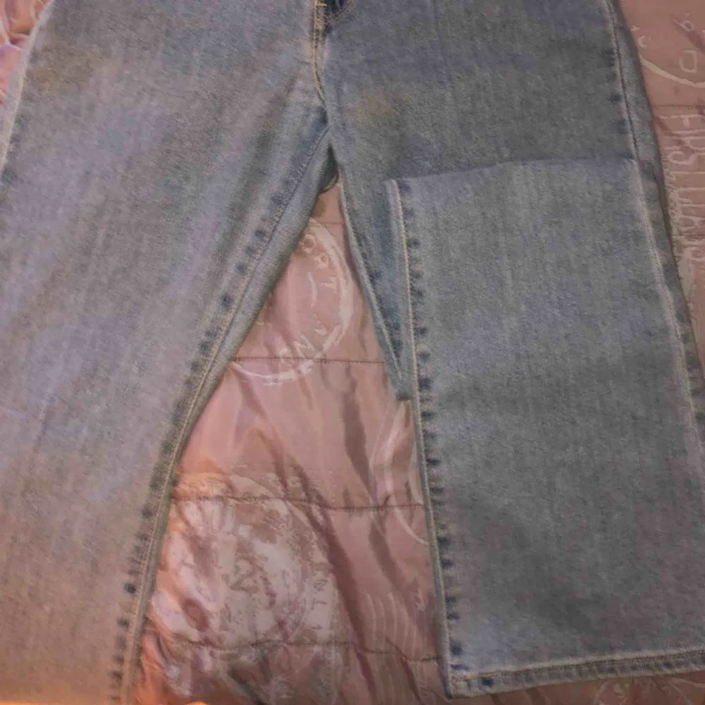 Säljer mina Bootcut från Levis, knappt använda då de inte är riktigt min stil så de är i gott skick. Köparen står för frakt🥰. Jeans & Byxor.
