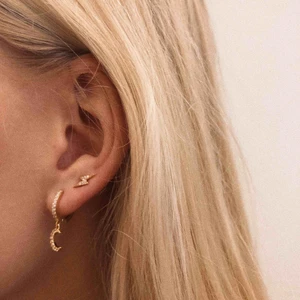  - Lightning strike Earrings för 89kr och moon Earrings för 119 🌟 finns i både guld & silver ⚡️