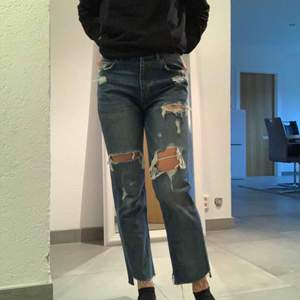 Håliga jeans från Zara i fint skick! Frakt tillkommer 