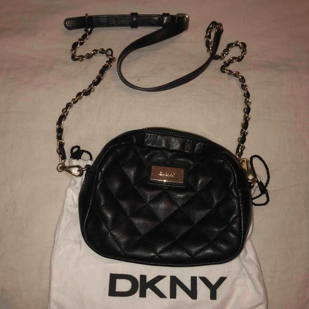 DKNY crossbody väska, liten, svart med gulddetaljer. Äkta. Inget kvitto, därav priset 😊. Väskor.