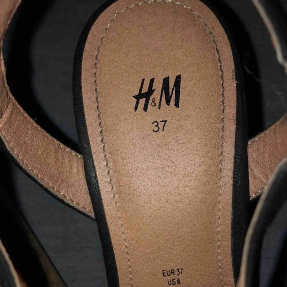 Jättefina nya skor från H&M! 🤩 strl 37, är lagom i storleken! Mycket bra skick och syns inte ens att dom är använda enligt mig! Jätte coola detaljer och små speciella designer! . Skor.