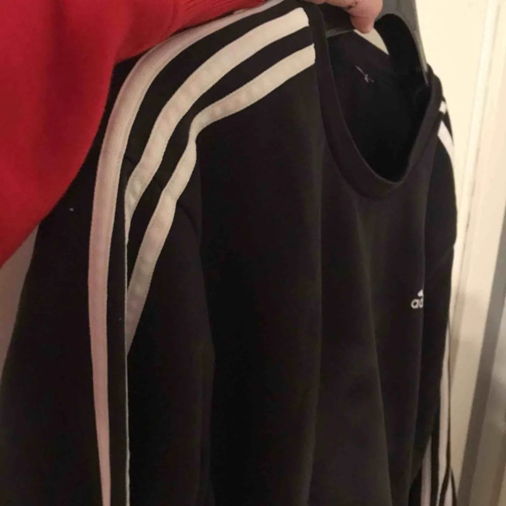 Sweatshirt från Adidas! Säljes pga av att den ej kommer till användning, lappen är bortklippt pga av att den stickte när man hade på sig den. Köparen står för frakt!🥰. Hoodies.