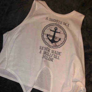  - magtröja som går att knyta nedtill. Ganska lös och stor vid armhålorna. Aldrig använd!