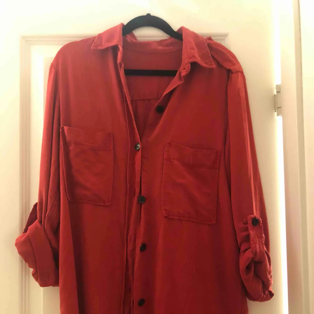 Röd kjorta från Zara i storlek XS dock oversized. Uppvikta ärmar som går att vika ner och längst ner är den fransad. Köparen står för frakten. . Skjortor.