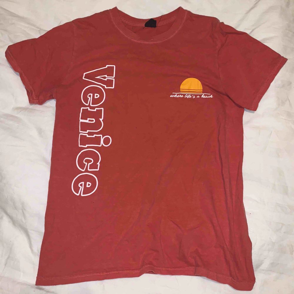 tröja köpt på urban outfitters i las vegas förra året! använd en gång 💛. T-shirts.