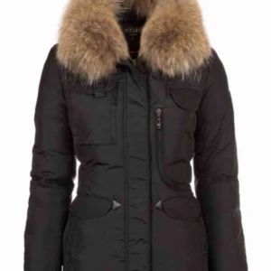  - Inte mycket använd Storlek: 40 Sjukt snygg och riktigt varm!   Vid snabb affär kan priset sänkas   