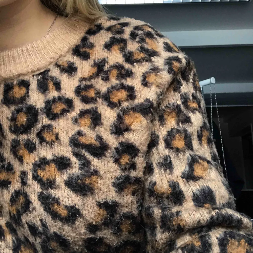Leopard tröja som är perfekt nu till hösten! Älskar den men den används inte längre så nu säljs den, fråga ifall du har frågor❤️😊. Hoodies.