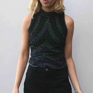  - Supercoolt svart linne med polokrage samt pärlbroderi. Möter upp i Stockholm eller skickar!