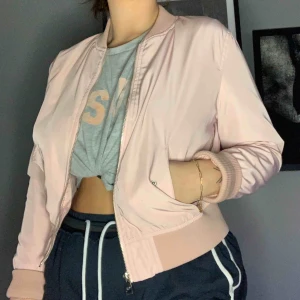  - Mycket bra skick, ljusrosa bomberjacka