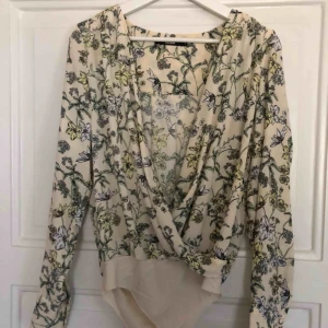  - Fin blommig body från Bikbok. Använd en gång! Sitter väldigt fint på